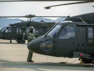 Pri cvičnom lete sa zrútil vrtuľník Black Hawk: Zahynuli dvaja piloti a člen posádky