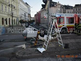 HROZIVÉ zábery z nehody v centre Bratislavy: Vodič NAPÁLIL priamo do stĺpa, FOTO