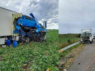 Vážna NEHODA dvoch kamiónov na D1: Prvý dostal defekt, druhý do neho VRAZIL! FOTO