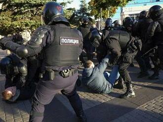 Nepokoje v Rusku GRADUJÚ: Polícia zadržala tisíce protestujúcich proti mobilizácii