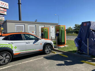 Retail Park Hradec Králové nově nabízí hned 12 dobíjecích stojanů pro elektromobily. Část stanic ČEZ výhledově vymění za ultrarychlé