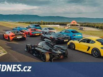 Autofotka týdne: Slavný Top Gear natáčel v Mostě, i s tajemným Stigem