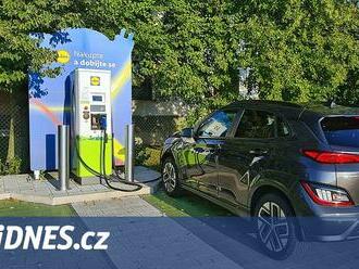 Na vlastní kreditku. Lidl zpoplatnil nabíjení elektroaut, vyzkoušeli jsme to