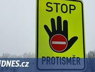 Účet za jízdu v protisměru je drahý: rok bez řidičáku a 10 tisíc pokuty