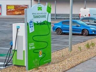 Slovensko má v pomere k počtu elektromobilov najväčšiu kapacitu nabíjačiek v Únii, tvrdí Brusel