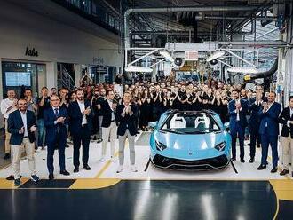 Koniec jednej éry a V12 bez elektrifikácie. Z výrobnej linky zišlo posledné Lamborghini Aventador