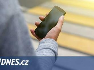 Chodci zírající do mobilu trápí hongkongské úřady. Musí upravovat přechody