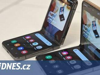 Známý ničitel telefonů vyzkoušel, jak odolný je skládací Samsung Z Flip 4