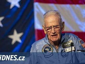 Zemřel astronaut, který na svůj let čekal 19 let. Zrušili mu i misi na Měsíc