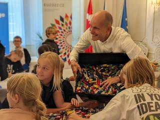 Rezidenci české ambasády v Kodani rozezněly Lego kostky a bystré dětské myšlenky