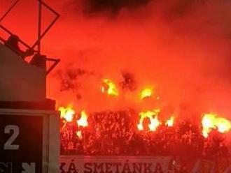 VIDEO: Ohnivé peklo na Letné vytvořili fanoušci Baníku, zaplnili svůj sektor