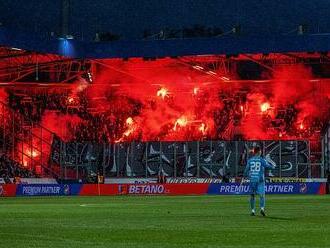 Fanoušci házeli kelímky s močí a ničili stadion. Plzeň podává trestní oznámení