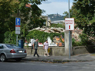 Po puklinách prišlo zrútenie. Zachránia vyššie dane schátrané budovy?