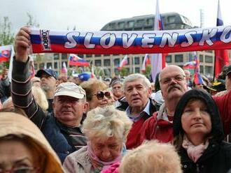 Začal sa protivládny protest, pripravená je polícia i dopravný podnik