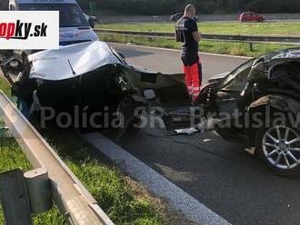 Šťastie v nešťastí! FOTO Pri nehode na D1 roztrhlo auto na dve časti, vodič sa druhýkrát narodil