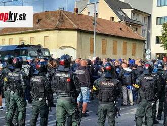 FOTO Počas futbalového derby Spartaka a Slovana riešila polícia zakázanú pyrotechniku aj útok