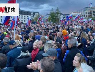 V Bratislave sa koná protest: Opozícia poslala vláde jasný odkaz! Hodžovo námestie je plné, prišiel Slota či Kaliňák