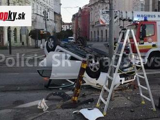 Ranná nehoda v Bratislave: FOTO Opitého vodiča zastavil stĺp, auto skončilo na streche