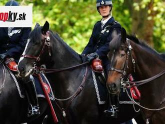 V Londýne útočník bodol dvoch policajtov: Previezli ich do nemocnice