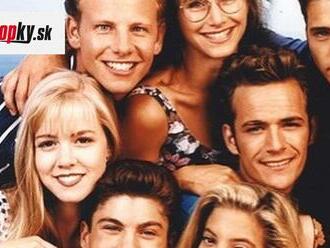 Sexi kočky z Beverly Hills 90210 sú už päťdesiatničky: Donna celá umelá, Kelly... Aha, aké výstavné prsia!