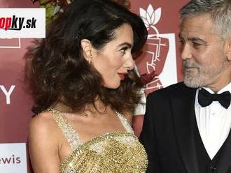 Clooney s manželkou hostili veľké hviezdy: Všetkým ukázala bradavky a zadok!