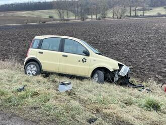 FOTO: Prívesný vozík spôsobil nehodu, auto skončilo mimo cesty