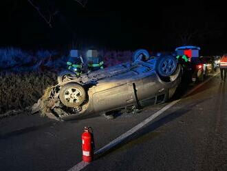 FOTO: Prevrátené auto skomplikovalo dopravu v Nižnej Pokoradzi