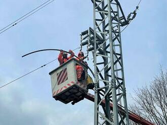 Sneženie na strednom Slovensku spôsobilo zvýšený počet porúch a výpadkov elektriny. Týkajú sa aj okresov Rim. Sobota a Poltár