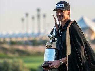 Victor Perez po skvelom finiši oslavuje titul na Abu Dhabi HSBC Championship.