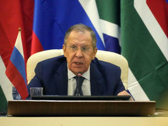 Lavrov v JAR kritizoval Západ za dodávky zbraní Ukrajině a maření mírové dohody