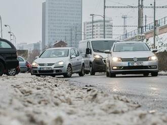 Meteorologové varují řidiče i chodce před námrazou a ledovkou