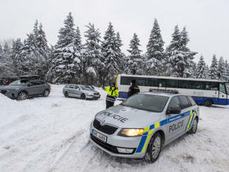 Vítr a sněhové přeháňky v Česku místy komplikují dopravu, Sněžku zasáhl orkán