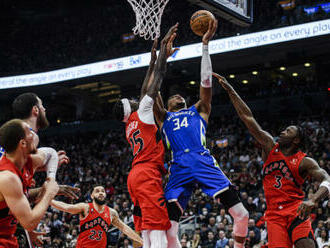 Adetokunbo se blýskl v NBA triple doublem i 21 doskoky a Bucks vyhráli v Torontu