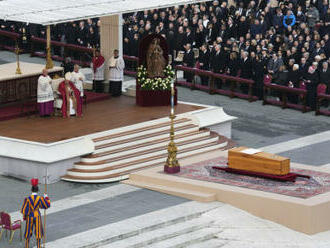 Emeritní papež Benedikt XVI. byl pohřben ve Vatikánu