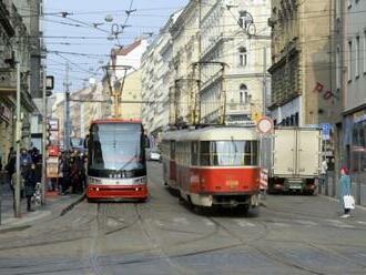 V pražských tramvajích bude od pondělí hlásit názvy zastávek nový hlas