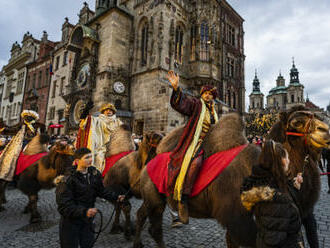 Centrem Prahy projel průvod se třemi králi na velbloudech