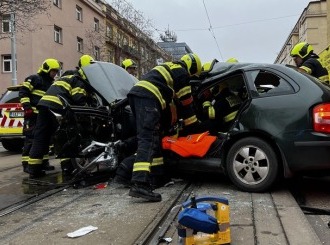 Při srážce auta s tramvají v Praze utrpěly zranění dvě ženy a dítě