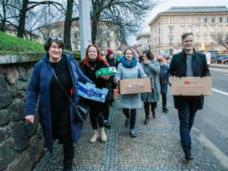 Dobrovolníci i klienti šatníku Vesny přenesli poslední krabice na novou adresu