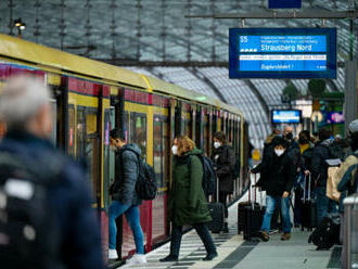 Německo ke 2. únoru zruší povinné roušky v dálkové dopravě