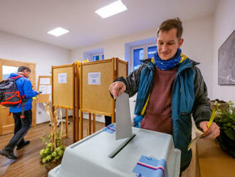 V Peci p.S. tradičně zvyšují zájem o volby rekreanti, dnes se tvořily i fronty