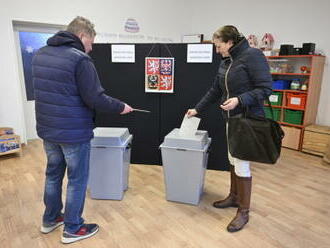 Lidé mají o volby zájem, někde byla po dvou hodinách účast i 30 procent