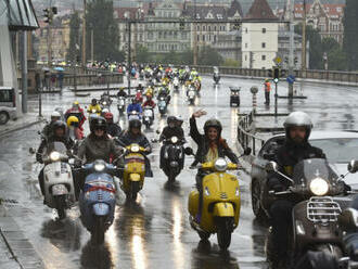 Motocykly a skútry budou moci v Praze od jara jezdit pruhy pro autobusy MHD