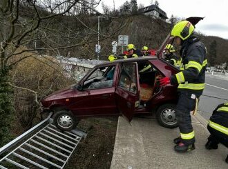 V Praze-Zbraslavi zůstalo auto viset z mostu, před pádem ho zachránil jiný řidič