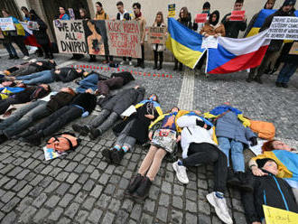 Desítky lidí v Praze protestovaly proti zásahu obytného domu v Dnipru