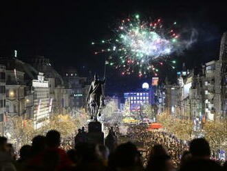 Silvestra lidé v centru Prahy i přes zákaz oslavili pyrotechnikou