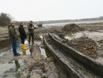 V hrázi rybníka Skříň u Lázní Bohdaneč se našlo historické dřevěné potrubí