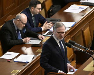 Živě: Sněmovní schůze k nedůvěře vládě pokračuje vystoupeními ministrů