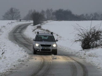 Během noci a středy bude na většině území ČR sněžit, napadne až 12 cm