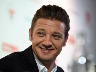 Americký herec Jeremy Renner byl po vážné nehodě propuštěn z nemocnice