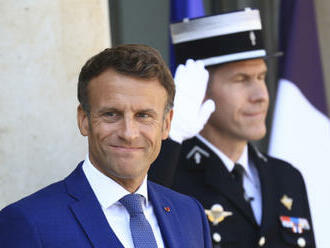 Válka na Ukrajině je výsledkem existenční krize Ruska, řekl Macron deníku